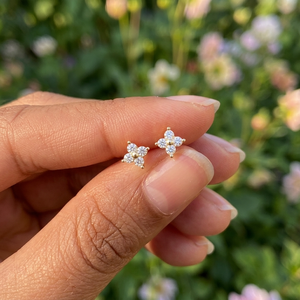Pendientes de Oro de 10K con Diseño de Trébol y Mariposa con Diamantes Engastados en Garra, Pendientes Modernos Chapados en Oro para Aniversario de Mujer - Product Image 5