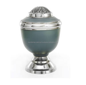 Urnes funéraires en laiton de haute qualité et de forme unique avec design floral urnes funéraires en métal fini or et vert pour cendres humaines - Product Image 5