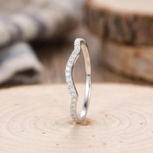 Bague de mariage demi-éternité en or massif 10K 14K 18K, couleur DEF, clarté VS VVS, avec diamant de laboratoire rond courbé en chevron, fine et minimaliste - Product Image 4