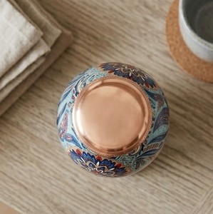 Botella de Agua Artesanal de Cobre Puro con Vibrante Mandala y Arte Floral Esmaltado Meena – Bienestar Ayurvédico a Prueba de Fugas - Product Image 4