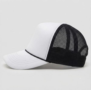 Casquette Trucker 5 Panneaux en Maille Blanche et Noire, Réglable, Visière Courbée en Mousse, Logo Personnalisé, Respirante, Style Baseball - Product Image 2