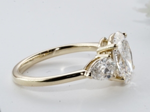 Anillo de compromiso de diamante de corte ovalado Elite Gold con diamantes laterales en forma de pera, solitario de múltiples piedras, para fiesta de bodas, joyería fina minimalista, regalo. - Product Image 3