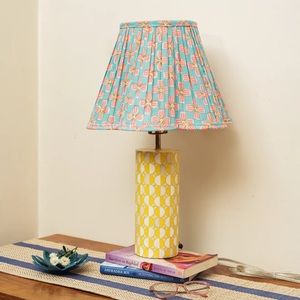 Éclairage d'intérieur haut de gamme Art Déco en os incrusté, motifs géométriques uniques faits à la main, base jaune florale, chambre à coucher - Product Image 3