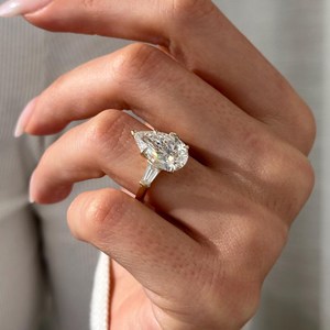 Bague à trois pierres en or jaune avec diamant de laboratoire taille poire de 5 carats et accents baguette effilés, certifiée IGI - Product Image 1
