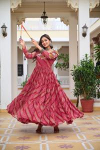 Vestido especial para Navratri con estampado Bandhani de diseñador, con trabajo Gamthi, trabajo de espejos auténticos y encaje Kodi en tejido Faux Georgette. - Product Image 2