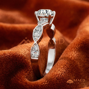 แหวนหมั้นมอสซาไนต์ทรงกลม เงินแท้ 925 ประดับเพชรด้านข้างแบบ Pave Band แหวนแต่งงาน ดีไซน์คล้ายเพชร - Product Image 4