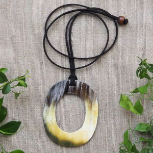 Collar Artístico con Textura Suave Diseñado para un Uso Cómodo y como Accesorio de Moda Elegante para el Día a Día - Product Image 1