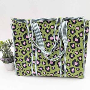 Sac fourre-tout léger en coton matelassé rose fait main pour femmes indiennes, sac de marché réutilisable, sac fourre-tout bohème à motifs floraux - Product Image 4