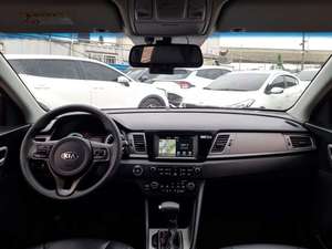 SUV compact hybride d'occasion blanc 2017 Niro pour les trajets urbains, véhicule utilitaire sport d'occasion coréen avec sièges chauffants - Product Image 3
