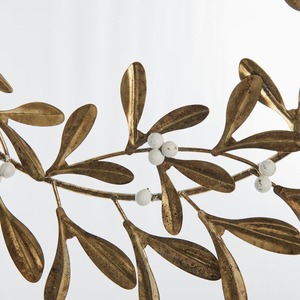 Couronne élégante en ornement de violets dorés, ornée de délicates baies blanches, parfaite pour la décoration murale ou de porte d'entrée pour les fêtes. - Product Image 2
