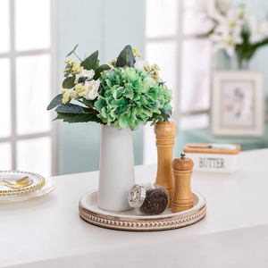 Décoration d'intérieur style ferme : Plateau de service rond en bois rustique blanc délavé avec perles, idéal comme centre de table - Product Image 1