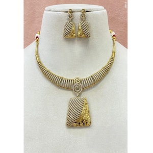 Ensemble collier et boucles d'oreilles en laiton plaqué or avec moissanite, charmant et tendance, pour femme, idéal pour un mariage ou une soirée - Product Image 2
