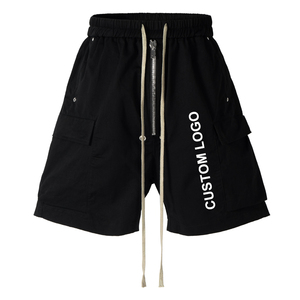 Pantalones Cortos Cargo Negros para Hombre, Cintura Media, Cierre con Cordón, Logotipo Personalizado en la Parte Delantera, Estilo Casual, Decoración con Cremalleras, Color Sólido - Product Image 1