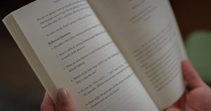 การรอคอยไม่ใช่การเสียเวลา โดย มาร์ค โวเรกอป -หนังสือปกอ่อนนิยายสำหรับผู้ใหญ่ที่ขายดีที่สุด - Product Image 3