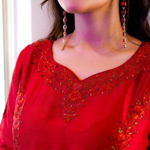 Robe Anarkali longue en mousseline de soie brodée rouge, à manches longues, col en V, avec dupatta pour femme - Product Image 3