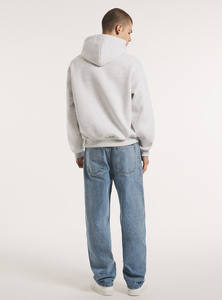 Hoodie ample et élégant au design intemporel, en tissu de coton durable, et à une silhouette oversize confortable. - Product Image 2