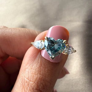 Anillo de Compromiso con Diamante Azul de 1.70 Quilates Cultivado en Laboratorio, Corte Pera de Tres Piedras, Joyería de Diamantes de Color, Regalo para Ella - Product Image 4