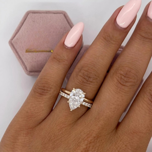 Ensemble de bague de fiançailles solitaire en diamant de laboratoire Pear Lab Grown avec alliance assortie en diamant rond - Product Image 1