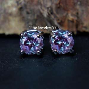 Boucles d'oreilles clous délicates de 6 mm, Alexandrite ronde changeante de couleur violet et vert, en argent 925, cadeau de mariage pour femme - Product Image 2