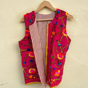Chaqueta de algodón acolchada hecha a mano en India, chaleco bordado, chaqueta corta reversible, estilo bohemio para festivales - Product Image 1