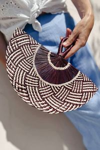 Abanico de mano brillante de paja tejida, de fibra de palma, color burdeos, refrescante, de calidad premium, decoración festiva boho para recuerdo de invitados de boda - Product Image 1
