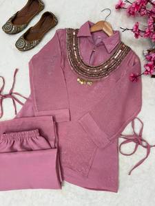 Conjunto Coordinado de Seda Rosa de Moda con Túnica de Cuello y Dobladillo en Capas, Escote Bordado y Pantalones Acampanados, Diseño Indo-Occidental para Fiestas - Product Image 3