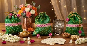 Sac Potli en coton vert fait main avec pompons roses et bordure dorée, cadeau de mariage indien - Product Image 2