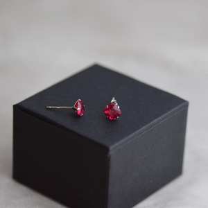 Petites boucles d'oreilles en rubis rouge, argent sterling, délicates, pierre de naissance de juillet, rubis de laboratoire minimaliste, cadeau pour elle - Product Image 3