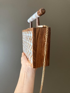 Bolso de Mano Artesanal de Madreperla |   Bolso de Concha Iridiscente Hecho a Mano para Eventos de Lujo, Moda Nupcial y Venta al Por Mayor - Product Image 4