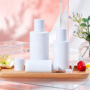 Botella de Envase Cosmético con Tapa Abatible de Hombro Plano de 60-200 ml, Impresión Serigráfica, Estampado Dorado, Forma Cosmo, para Dispensar Tóner - Product Image 3