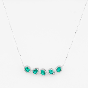 Ensemble de bijoux élégant en cristal vert émeraude avec boucles d'oreilles et collier pendentif en halo de diamants en argent sterling 925, design classique - Product Image 1
