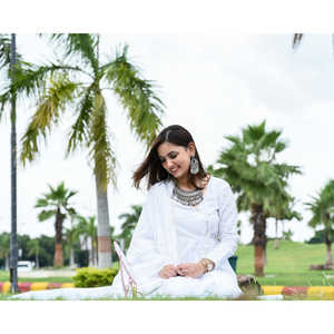 Ensemble de costume en coton blanc et chiffon pour femmes, disponible en taille XS - Product Image 6