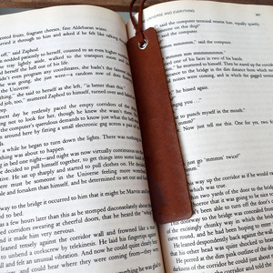 Marque-page élégant en cuir en forme de feuille d'érable, accessoire de lecture unique pour étudiants, enseignants et professionnels, en gros. - Product Image 2