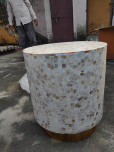 โต๊ะข้างโซฟา/โต๊ะข้างเตียง/โต๊ะมุม งานฝีมือระดับพรีเมียม ตกแต่งด้วยเปลือกหอยและกระดูก ดีไซน์โบราณ ทนทาน เหมาะสำหรับตกแต่งบ้าน หรือเป็นของขวัญทางธุรกิจ - Product Image 5