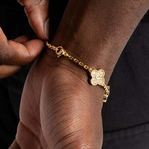 Bracelet de luxe en moissanite avec breloque trèfle, en argent sterling 925 plaqué or jaune, couleur D VVS, bijoux inspirés des créateurs - Product Image 3