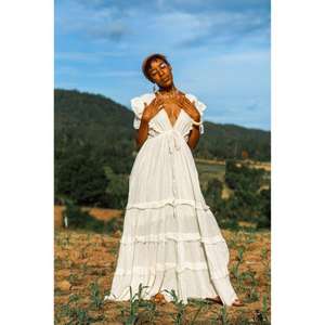 Robe longue blanche bohème pour femme, col en V profond, à volants, tenue de plage estivale, vêtements de resort pour femme - Product Image 1