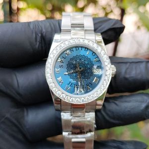 Reloj Splendid Gift Jewelry para Hombre con Movimiento de Cuarzo ETA, Esfera de Cristal de Zafiro de 28 mm, Plateado y con Moissanita, con Números Romanos Analógicos - Product Image 1