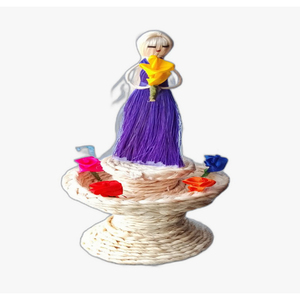 Figurine de poupée tissée à la main avec robe violette et fleur jaune sur base ronde, décoration bohème pour la maison, présentation sur table intérieure - Product Image 1