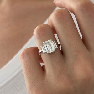 แหวนสามเม็ดเพชรทรงเหลี่ยมและทรงบาแกตต์ 3 กะรัต มรกตสีเขียว F VVS2 ทองคำขาว 14k 18k แบบฝังเรียบ แหวนทริโลจี รับรองโดย IGI - Product Image 1