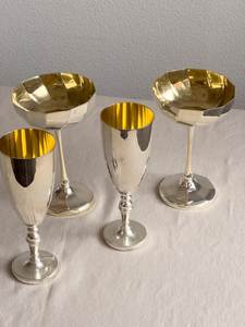 Juego de 2 Copas de Vino Modernas de Lujo en Metal Plateado Reflectante, Diseño Personalizado para Fiestas - Product Image 4