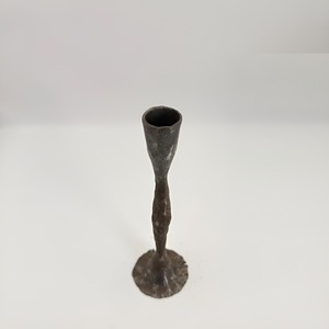 Candelabro de Hierro Forjado a Mano con Base Ondulada, Portavelas de Metal Rústico para Bodas Góticas, Hoteles y Mesas - Product Image 3