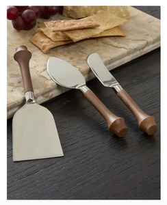 Ensemble de couteaux à fromage Golden Branch avec spatule, fourchette et cuillère, ustensiles en métal faits à la main pour servir le fromage sur un plateau en marbre - Product Image 3