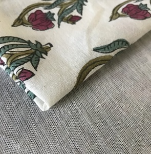 Tissu en coton imprimé à la main écologique, léger, 90 GSM, base blanche, imprimé floral Buti rose, traditionnel indien - Product Image 4