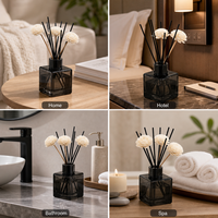 Diffuseur de parfum en verre carré foncé de 50 ml avec bâtonnets floraux, parfum frais et composants en céramique