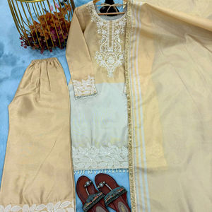 เปิดตัวชุดออกงานดีไซน์ใหม่ล่าสุด ชุดทูโทนผ้าไหมบานาราสี พร้อมเสื้อท็อป กางเกงพลลาโซ และผ้าคลุมไหล่ - Product Image 1