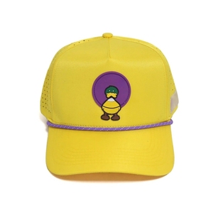 Casquettes de golf haute performance en gros avec trous découpés au laser, 5 panneaux, logo personnalisé en PVC caoutchouc, logo latéral, corde torsadée personnalisée - Product Image 1