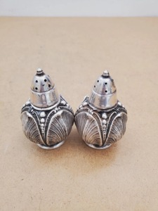 Ensemble d'assaisonnements de table en métal au design minimaliste, accessoire de table élégant pour le sel, le poivre et les épices, vente en gros depuis l'Inde - Product Image 2