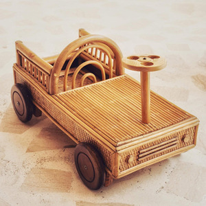 Mini camión de juguete hecho a mano, juguete de vehículo de mimbre tejido sostenible, camiones en miniatura más vendidos. - Product Image 3