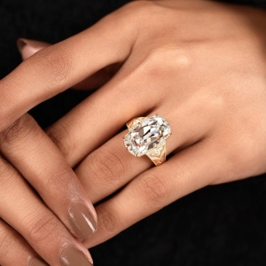 Bague de mariage vintage Art Déco en or 14 carats plaqué rhodium avec diamant de laboratoire taille ancienne mine 5.0 CT, sertie à griffes, taille coussin allongée - Product Image 6