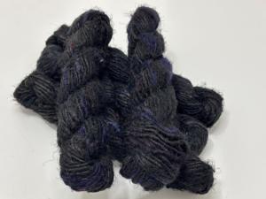 Fil de soie de sari recyclé, fabriqué par des artisans qualifiés, offre des palettes de couleurs vibrantes et une douceur texturée pour un tissage durable. - Product Image 2